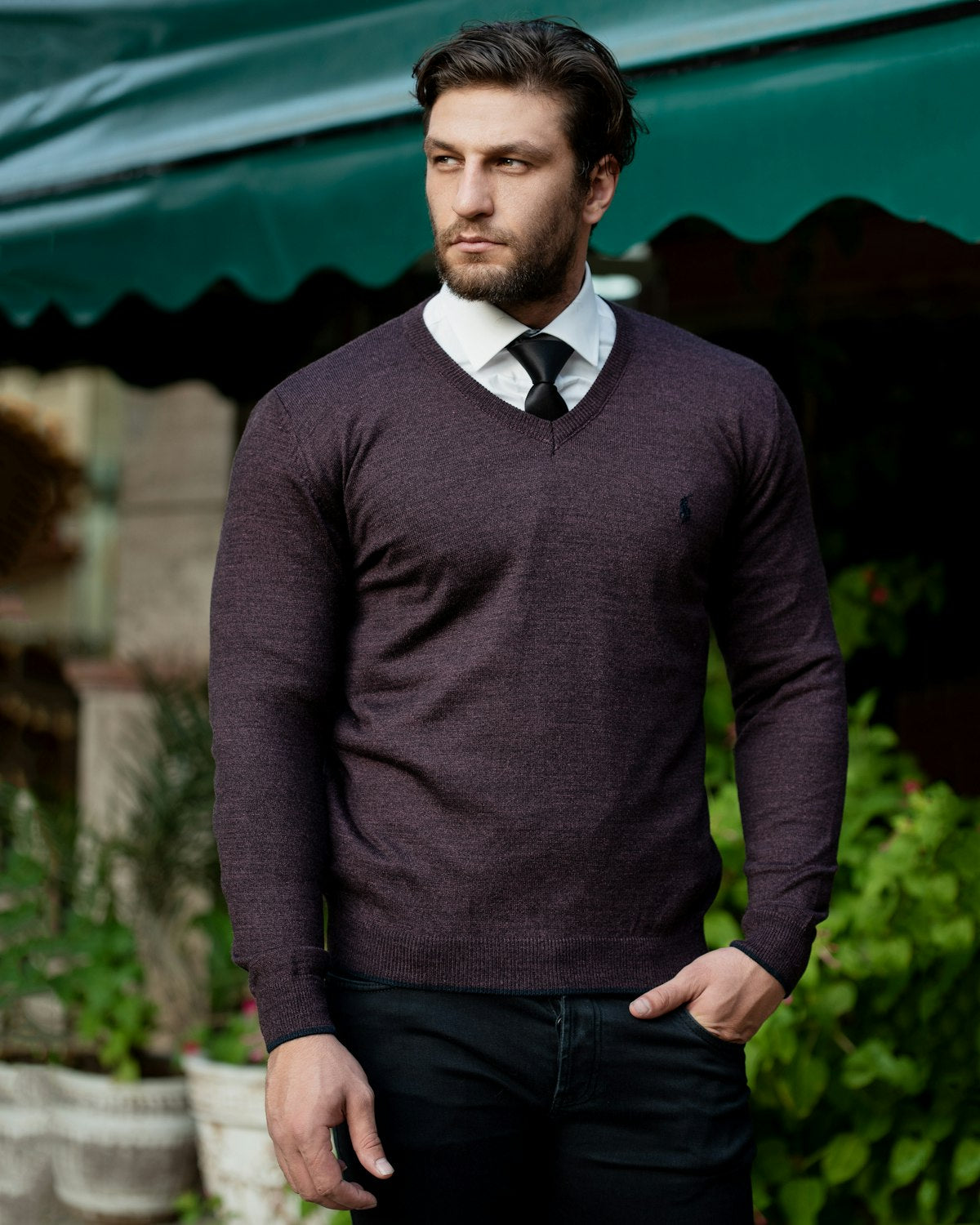 Uomo con maglione grigio