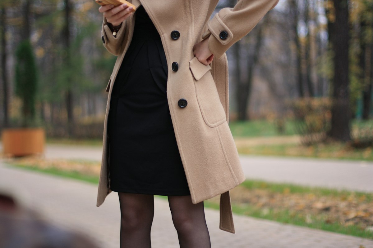 Donna con cappotto marrone