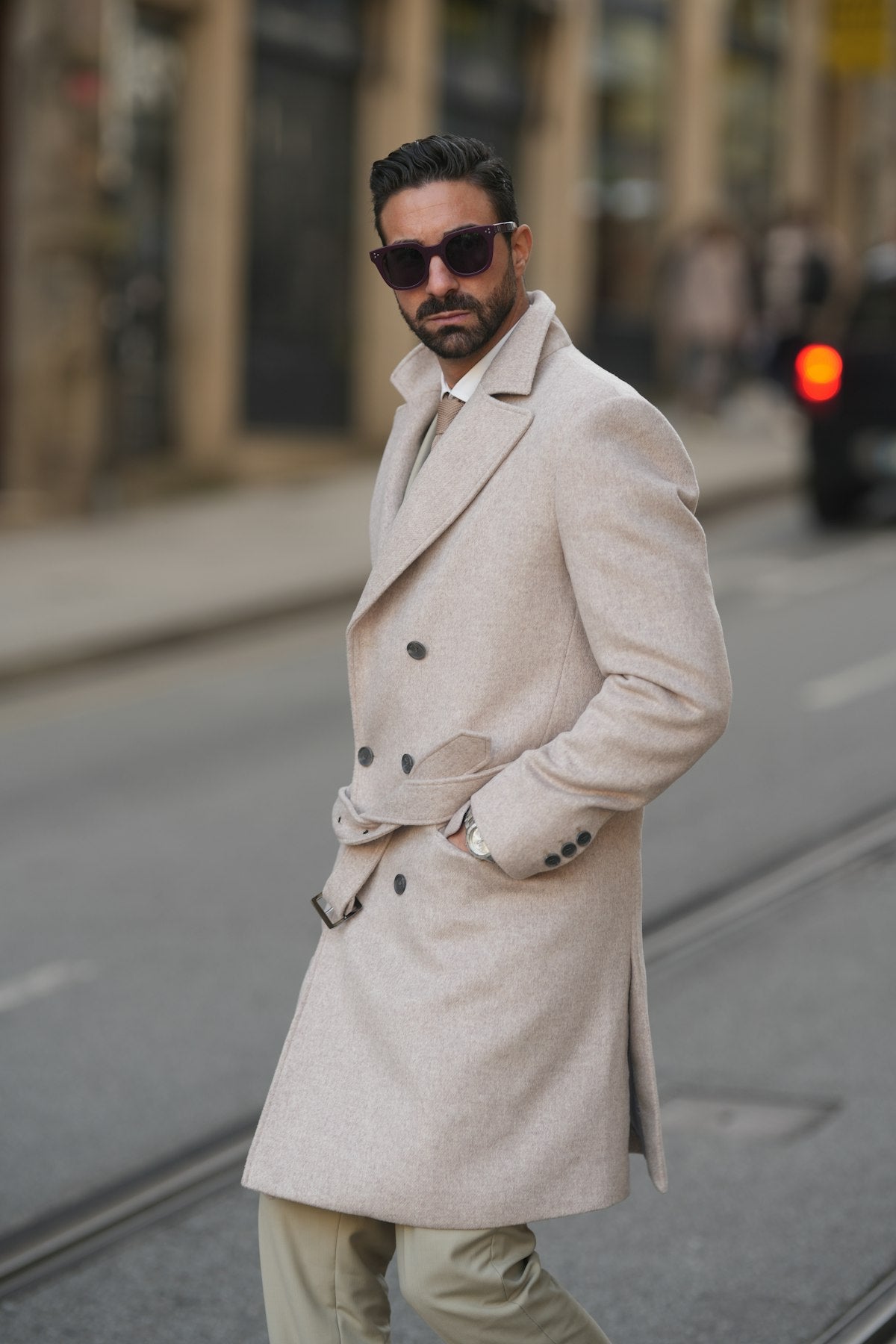 Uomo con trench