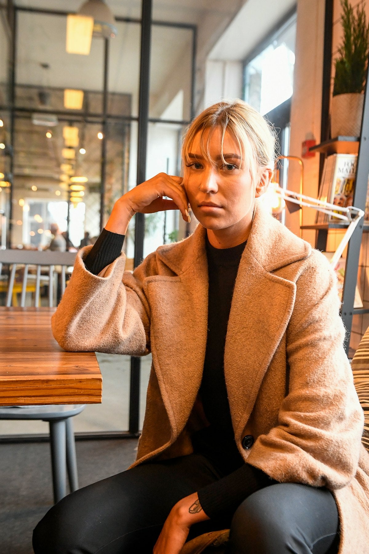Donna con cappotto beige