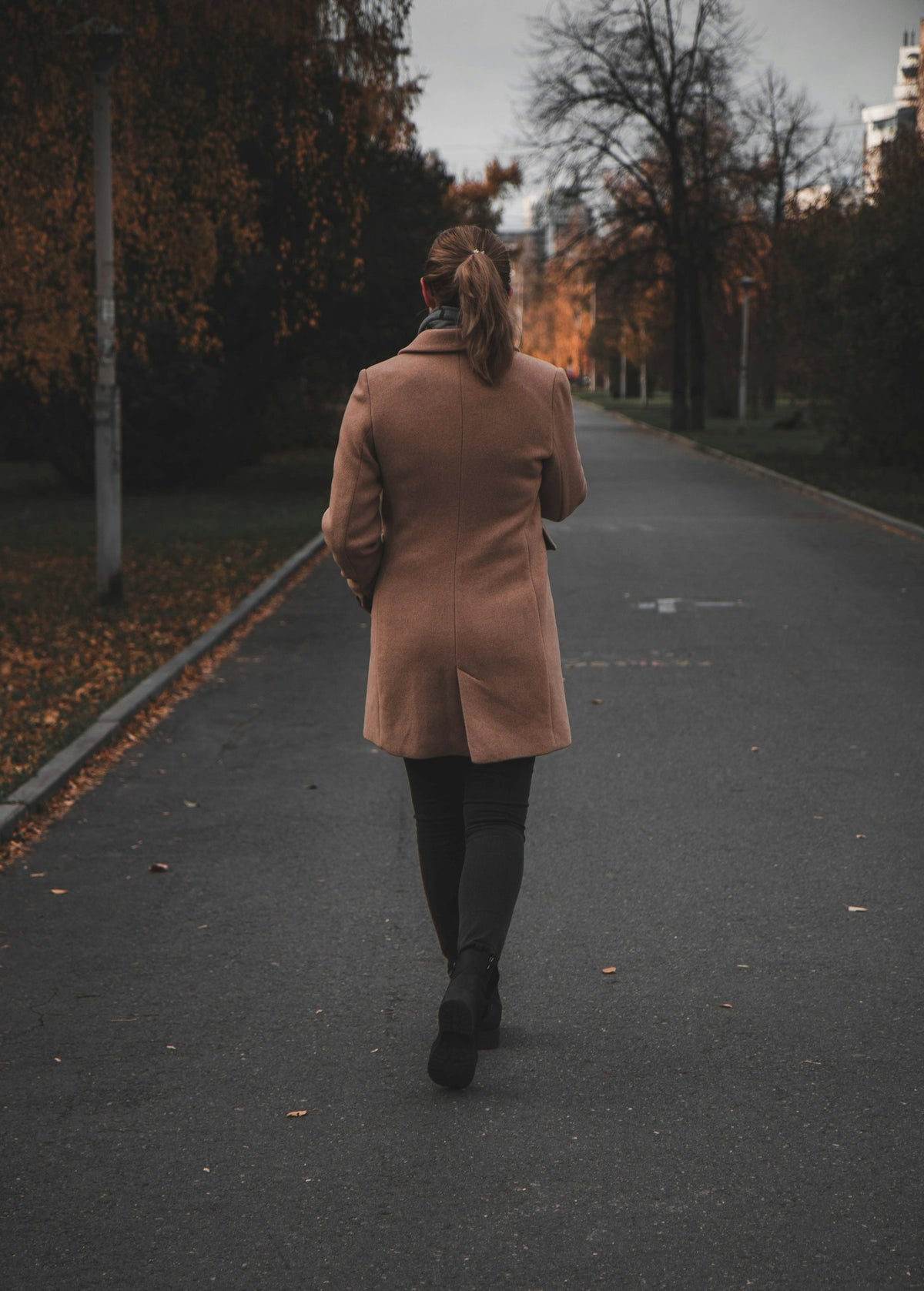 Donna con cappotto marrone in città