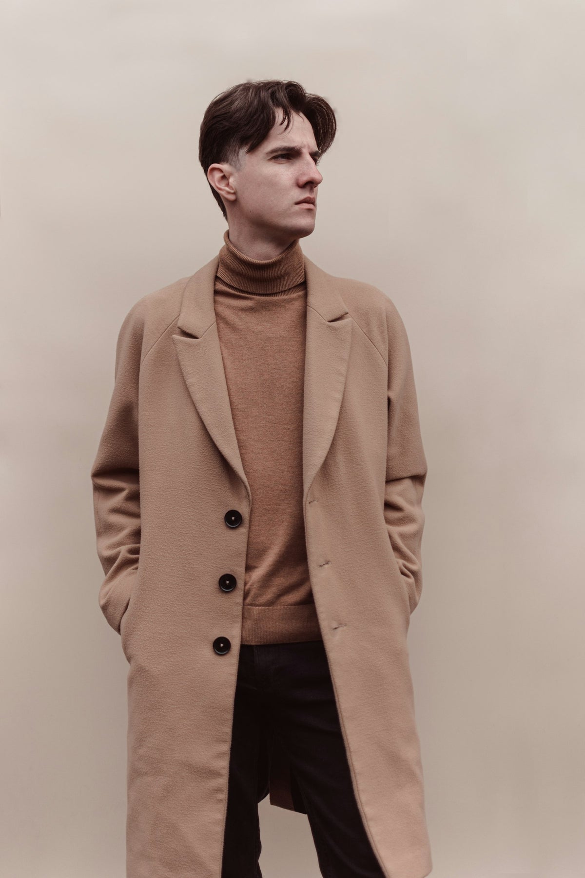 Uomo con cappotto marrone